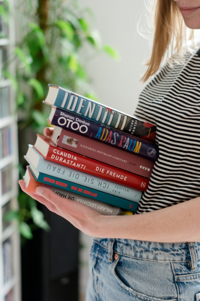 Imke Weiter, Gründerin The Female Reader hält einen Stapel Bücher